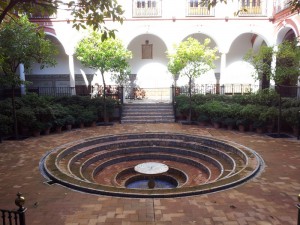 Прохладный мавританский дворик в Севилье