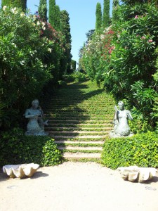 Чудесные ступеньки с плющем