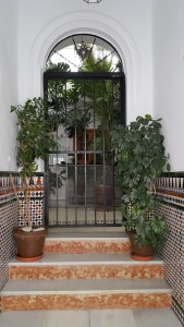 Типичный вход в частный дом испанского городка.